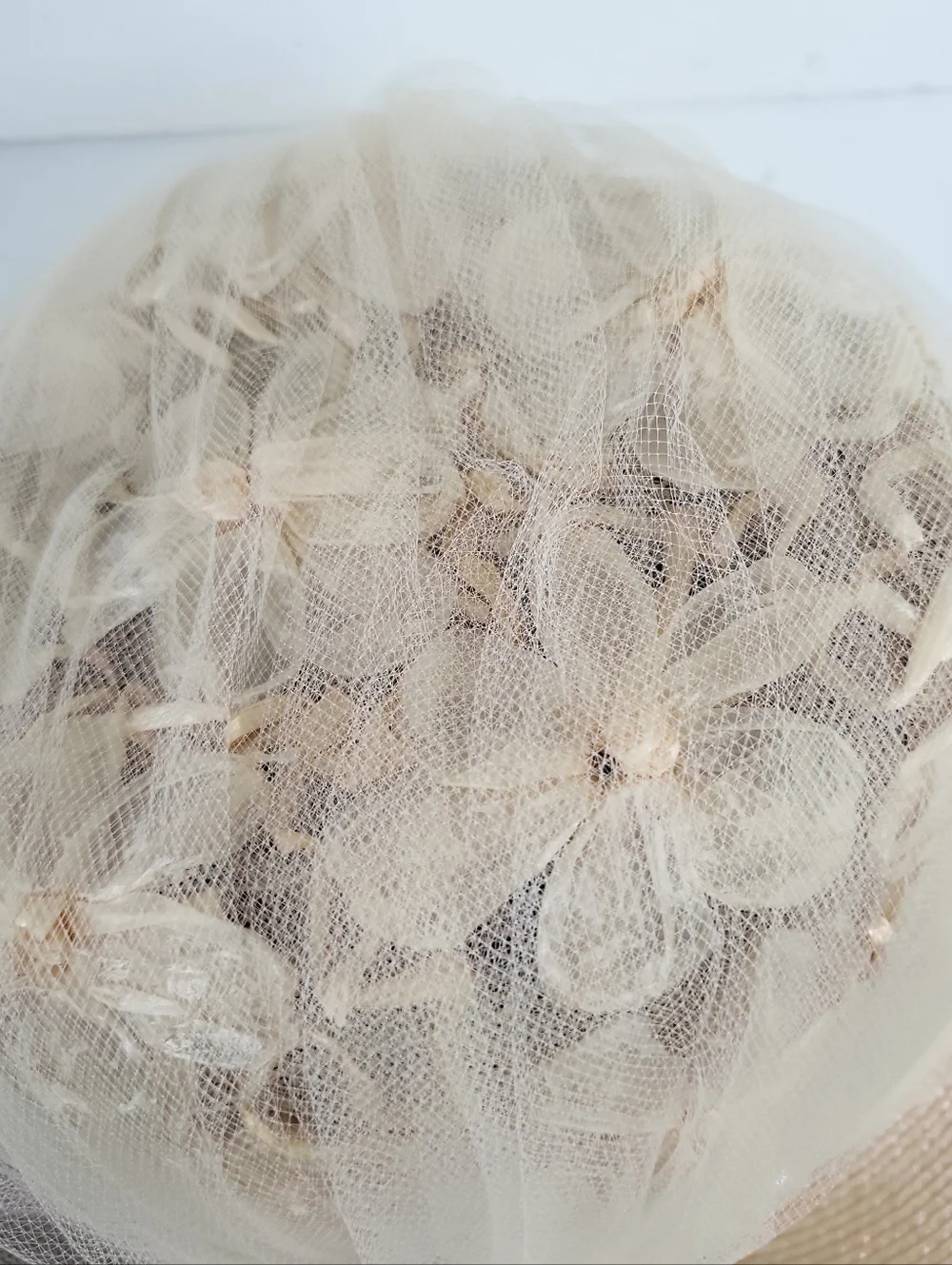 Vintage 60's Beige Floral Tulle Brim Cloche Hat ~Kentucky Derby~Garden Party - Picture 3 of 16